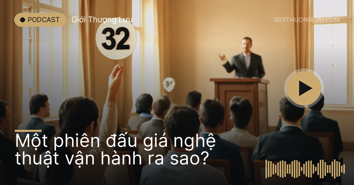 Người cầm biển số giơ tay trả giá trong phòng đấu giá